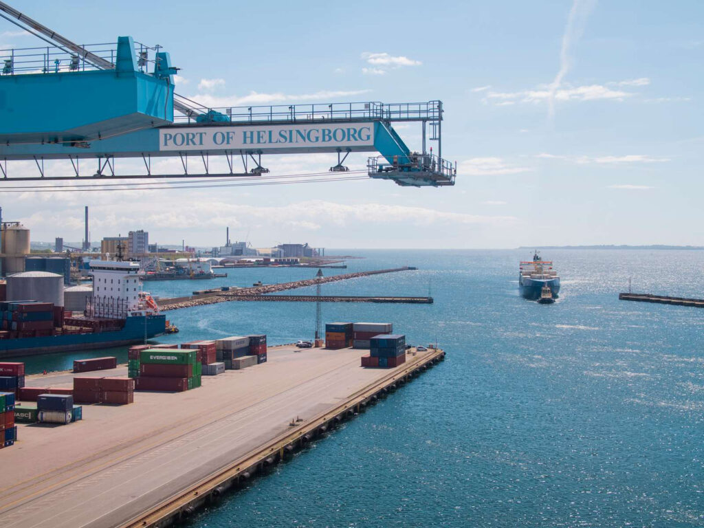 Fartyg på väg in i Västhamnen