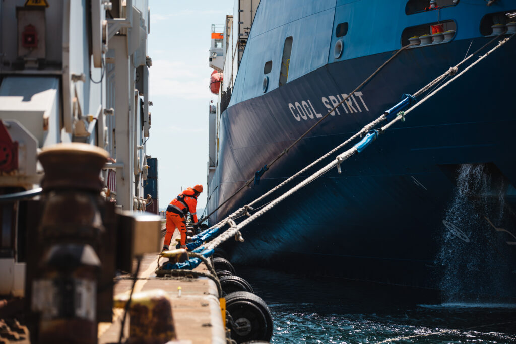 Fartyg angör kaj i Västhamnen med personalhantering.