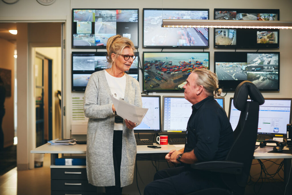 Två personer samtalar i kontorsmiljö