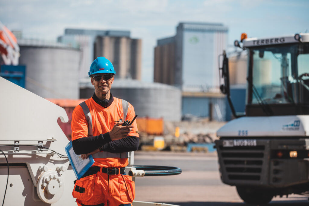 Produktionsledare i arbete i Västhamnen