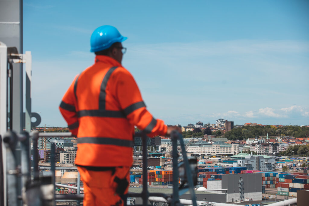 Vy från hamnkran in mot staden