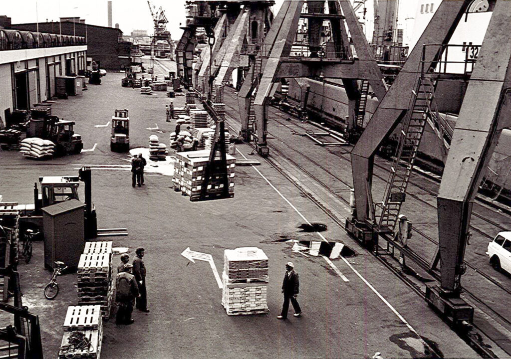 Stuveriarbete på kajen i Oceanhamnen 1980