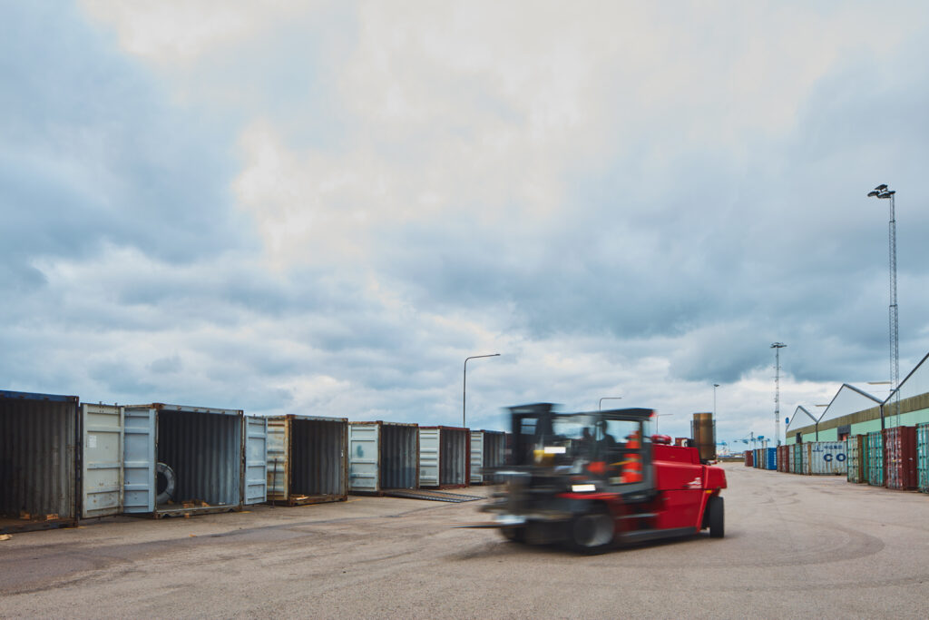 Liten truck strippar containrar.