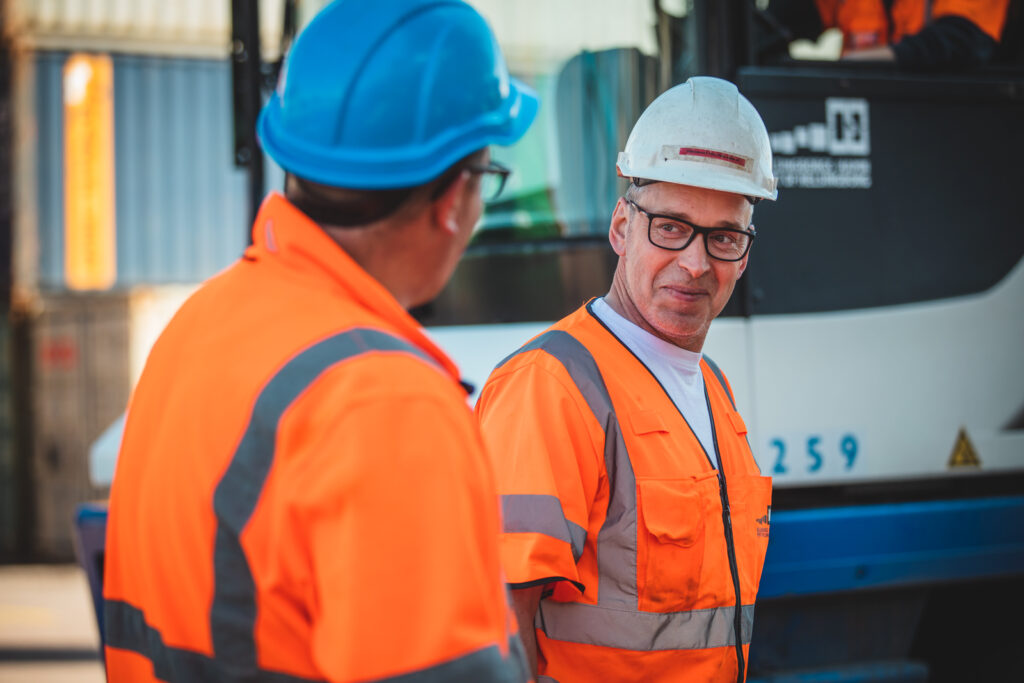 Två stuveriarbetare i hamnen