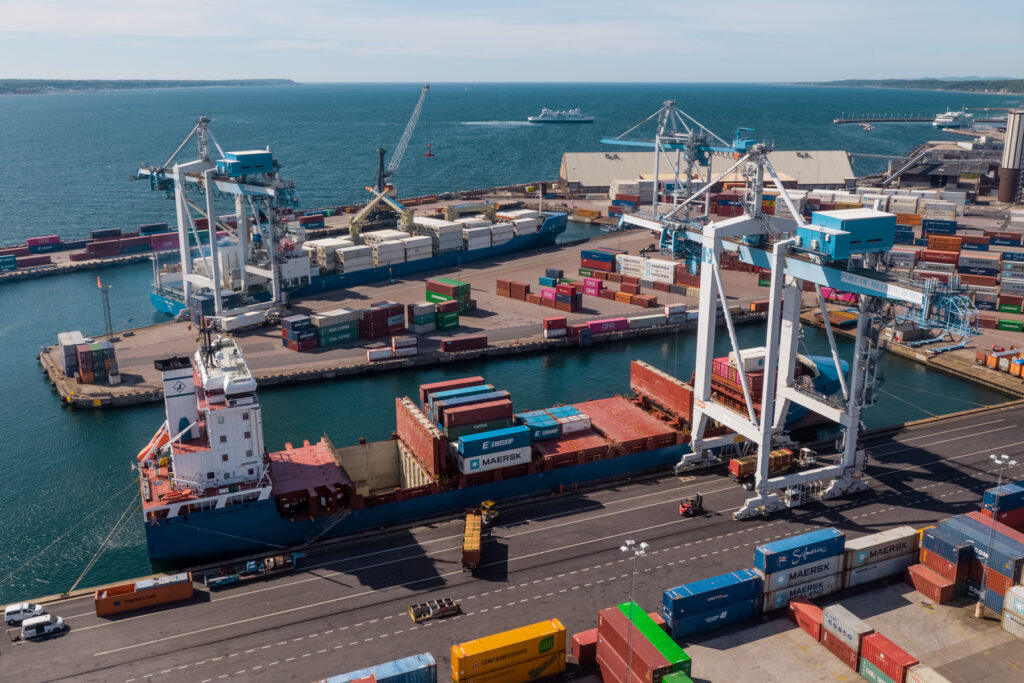 Vy över kajer i Västhamnen