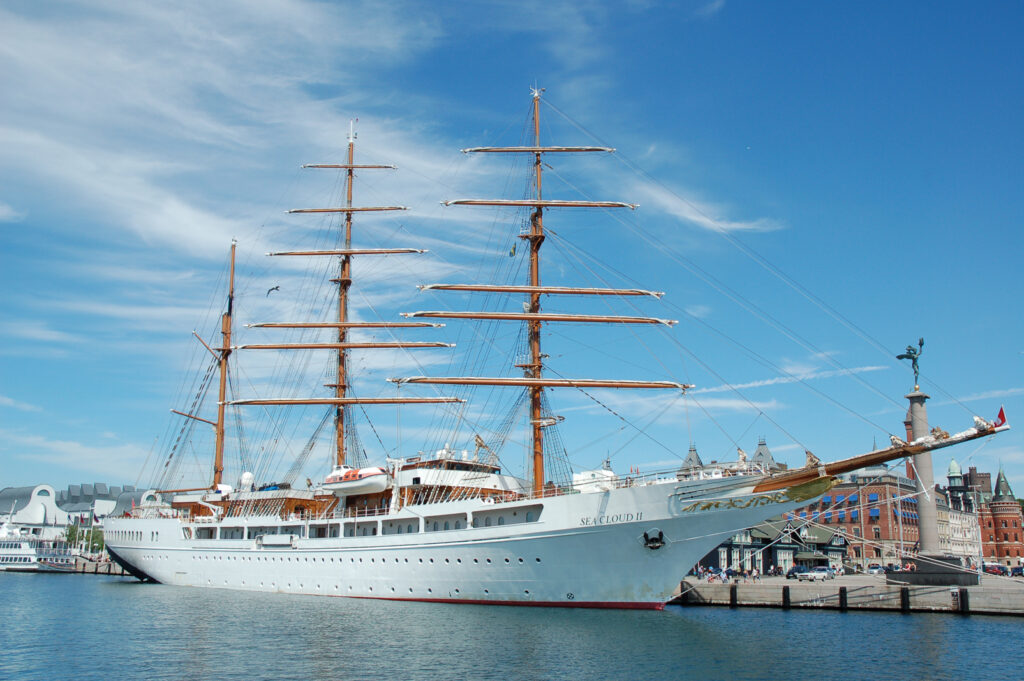 Kryssningsfartyg liggande vid Helsingörskajen.