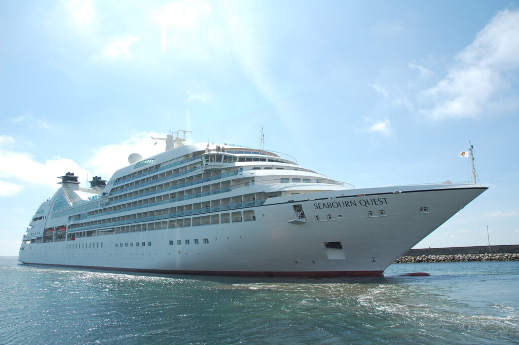 Kryssningsfartyg på väg in i Sydhamnen