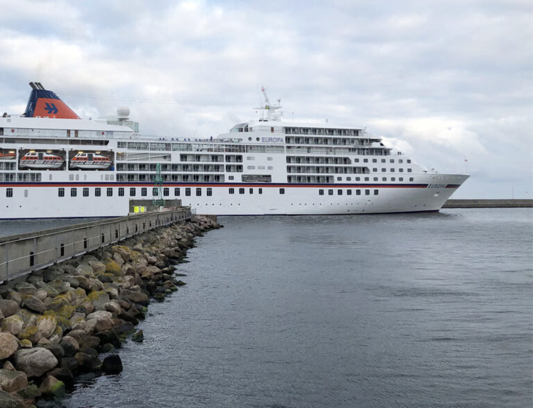 Kryssningsfartyg Europa på väg in i Helsingborgs Hamn