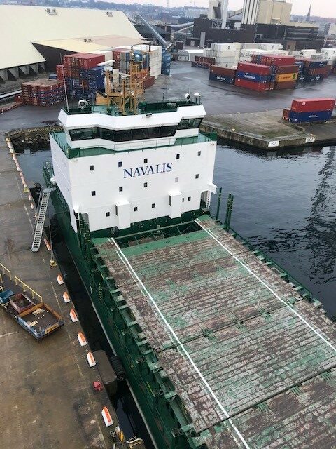 Fartyget Västerbotten ligger till kaj för att lossa pellets