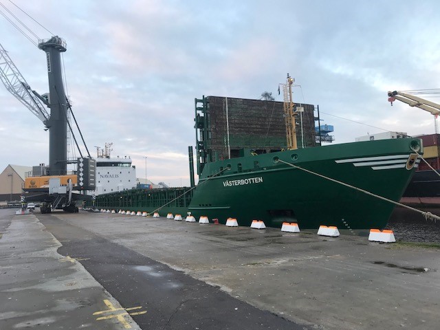 Fartyget Västerbotten ligger till kaj i Helsingborgs Hamn