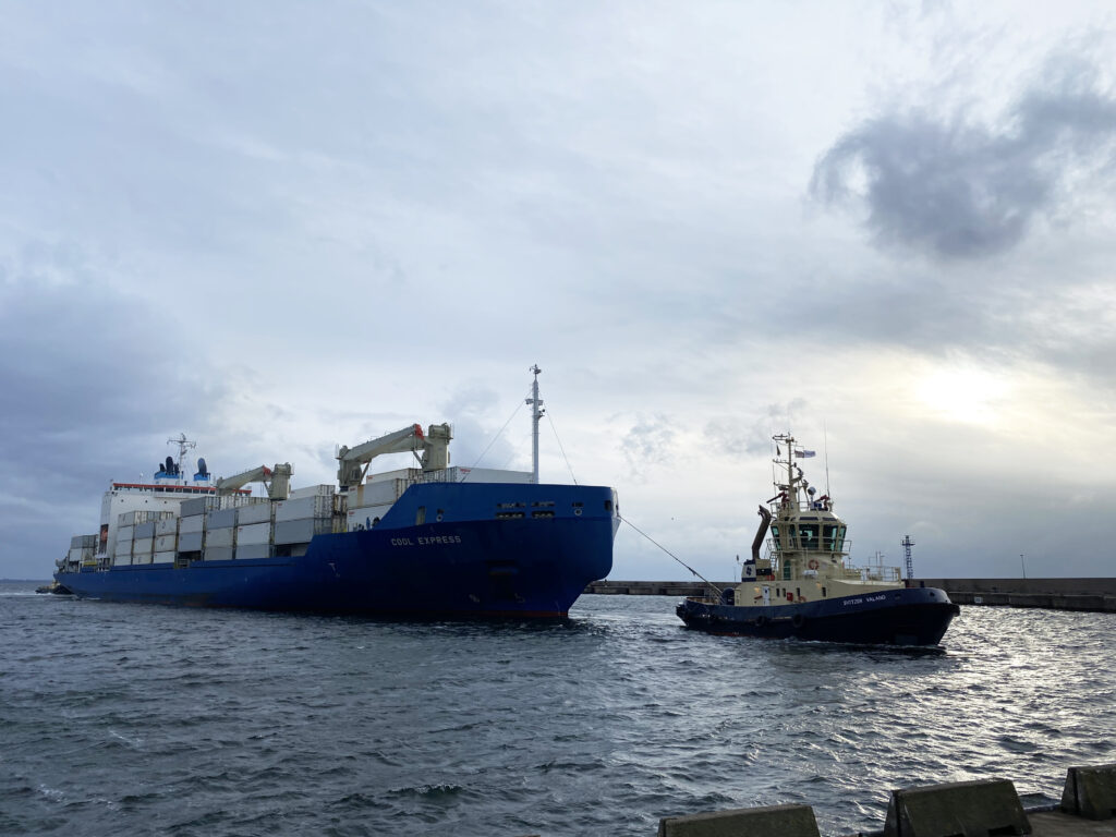Fartyget Cool Express får hjälp av en bogserbåt in i Helsingborgs Hamn
