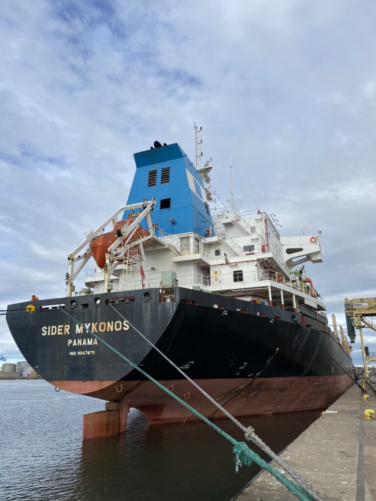 Fartyget Sider Mykonos ligger till kaj i Helsingborgs Hamn