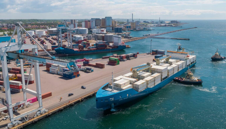 Översiktsbild över Helsingborgs Hamn, ett containerfartyg på väg in