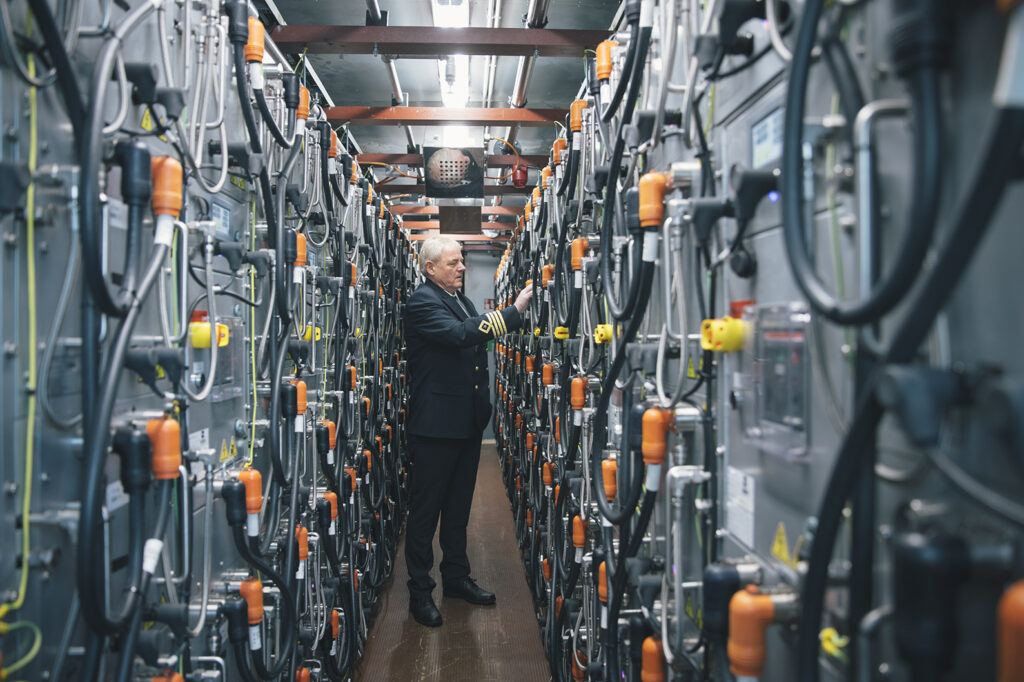 Sjökapten vid batteripack. Sladdar