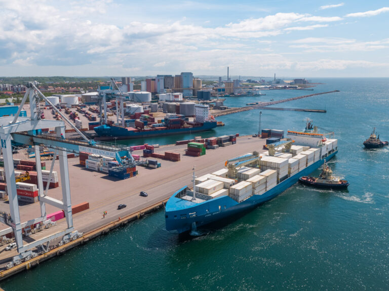 Containerfartyg anlöper Västhamnen i Helsingborgs Hamn
