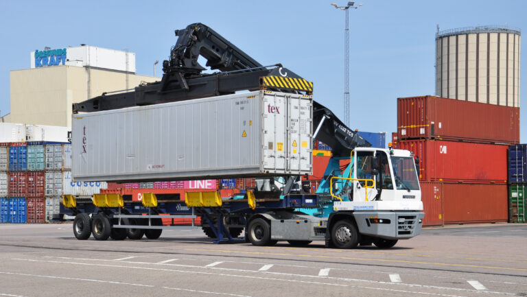 Eldragbil lastas med container i Helsingborgs Hamn