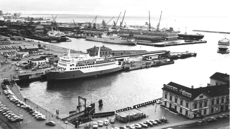 Historisk översiktsbild över central hamnanläggning i Helsingborg från 1975.
