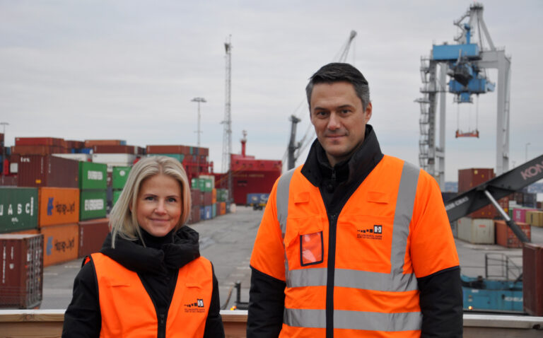 Hamnens styrelseordförande och vd med containerterminalen i bakgrunden