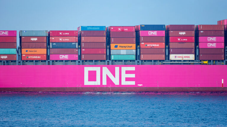 Containerfartyg i utskärning, lastad med containrar