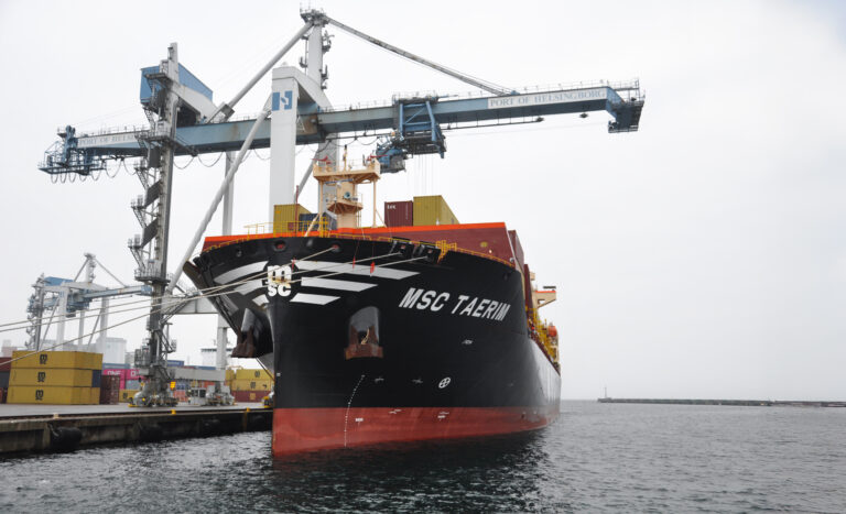 Containerfartyget MSC Taerim vid kaj i Helsingborgs Hamn med kranar som lastar och lossar containrar.