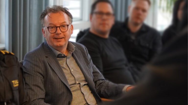 Jeroen Engelberts från EUCAB:s Customs Maritime Collaboration Unit deltar i ett möte i Helsingborgs Hamn under delegationsbesöket.