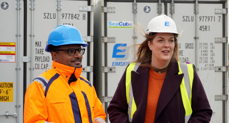 På bilden Mark Wieden, Key Account Manager i Helsingborgs Hamn, och Karin Fridh, Senior Manager Liner Services på Eimskip Sweden AB. Fotot är taget i containerterminalen i Helsingborgs Hamn.