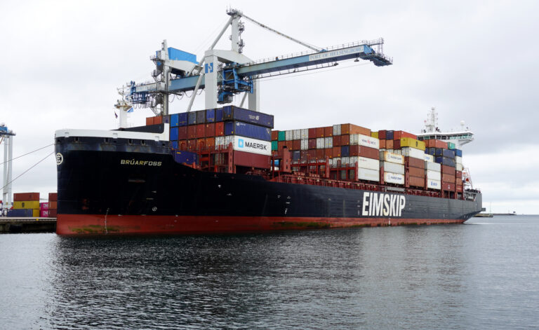 Containerfartyg vid kaj i hamnens containerterminal.