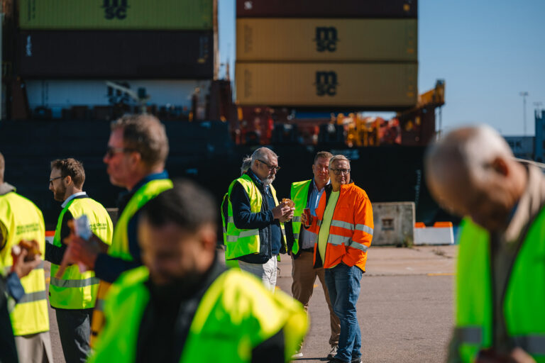 Mingelbild från event i containerterminal