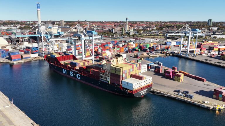 Containerfartyg vid kaj i Helsingborgs Hamns containerterminal med containerkranar och containrar i terminalområdet.