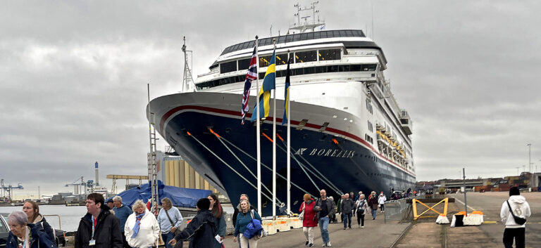 Det stora kryssningsfartyget Borealis förtöjt vid kaj i Helsingborgs Sydhamn